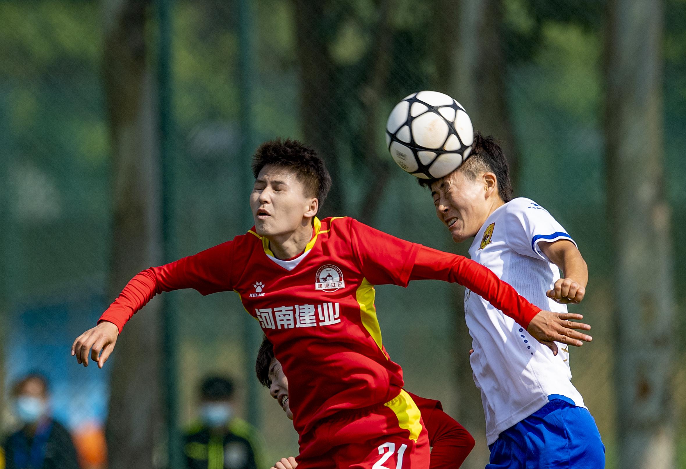 半岛体育下载入口官网-足球联赛女队队员共同奋斗，展现团结拼搏精神的简单介绍