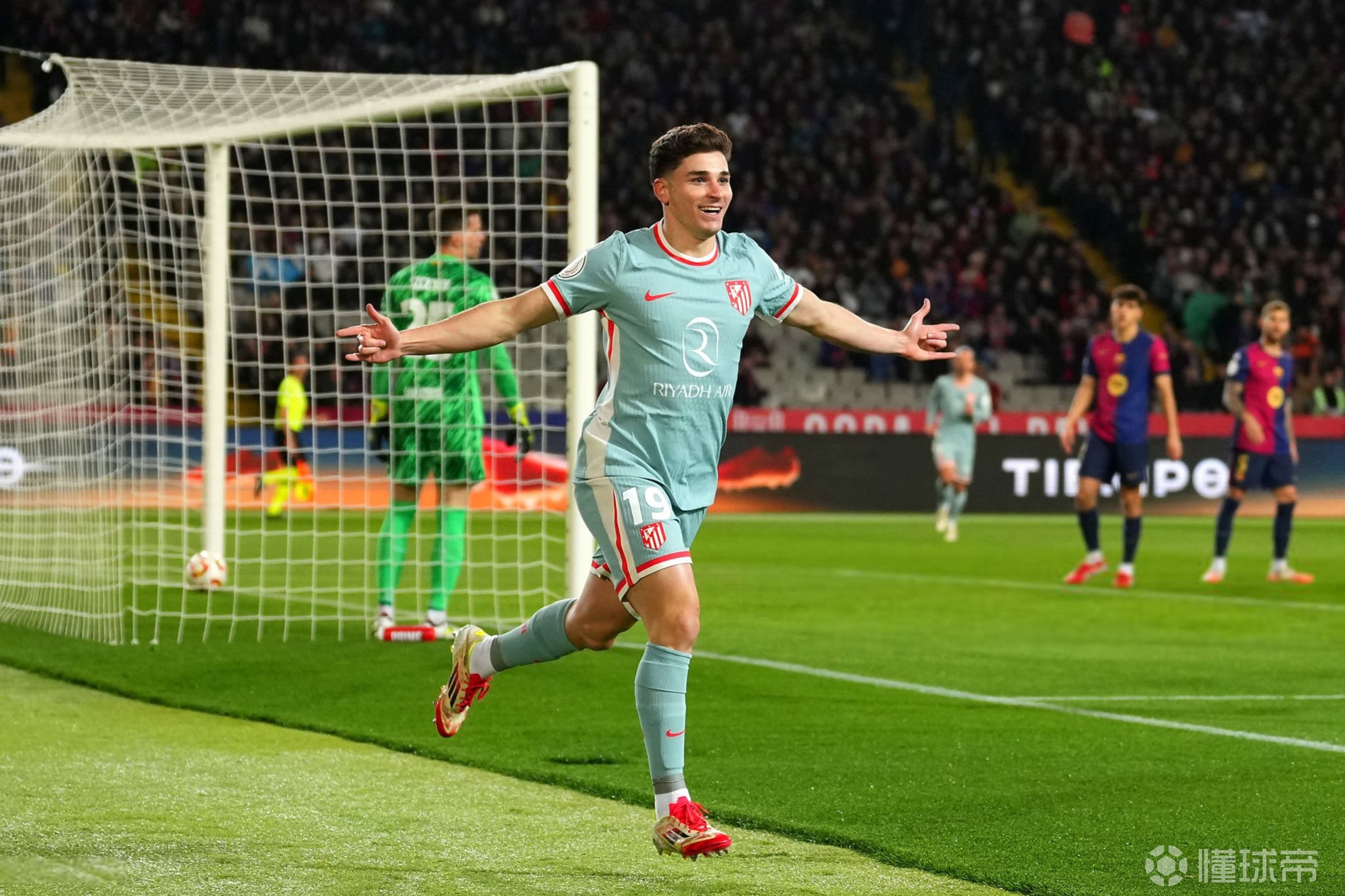 半岛体育在线网站-包含巴萨首发中场发挥出色，球队取得胜利的词条